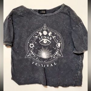 cropped gray t-shirt